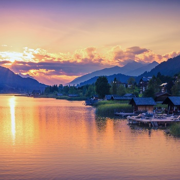 Solnedgang ved søen Weissensee i Kärnten, Østrig