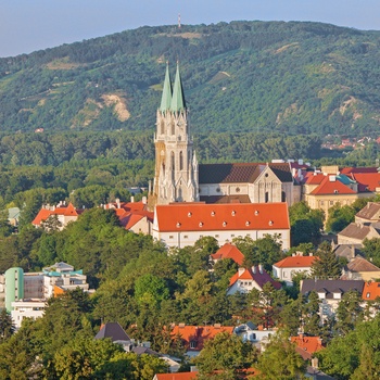 Udsigt til Klosterneuburg og klosteret nær Wien, Østrig