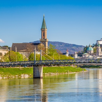 Floden gennem Salzburg og fæstningen Festung Hohensalzburg i baggrunden, Østrig