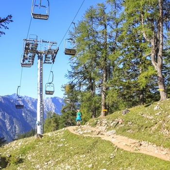 Vandresti og stolelift i bjergene, Tyrol i Østrig