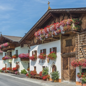 Traditionelle huse med blomster i landsbyen Mutters i Tyrol, Østrig