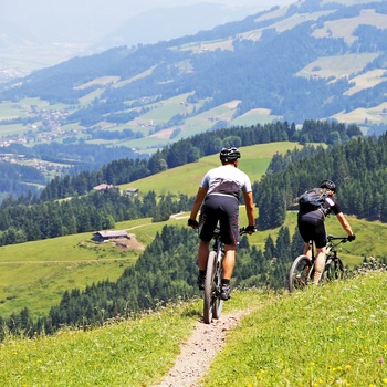 På mountainbike tæt på St. Johann i Tyrol, Østrig