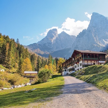 Grusvej mod Wild Kaiser bjergene i Tyrol, Østrig