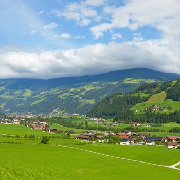 Grønne bjerge og Zell am Ziller i Tyrol, Østrig