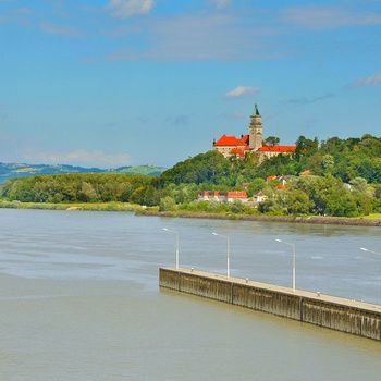 Floden Doanu og Wallsee slot i baggrunden, Østrig