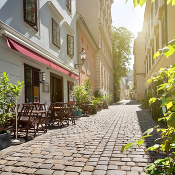 Brostensbelagt gade i bydelen Spittelberg i Wien, Østrig