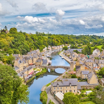 Dinan ved Rance floden i Bretagne 