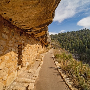 De forhistoriske bosætninger i Walnut Canyon, Arizona USA