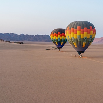 2 luftballoner klar til start i Namib-ørkenen i Namibia
