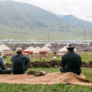 3 lokale mænd overværer World Nomad Games i Kirgisistan