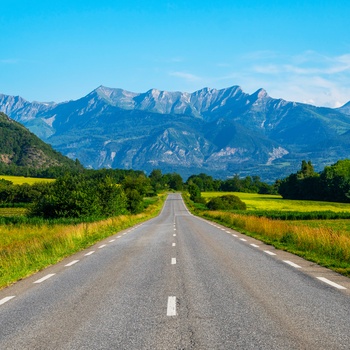 Kør-selv-ferie i Frankrig på vej mod en bjergkæde