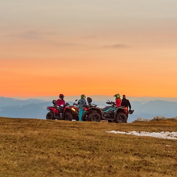 Gruppe på ATV tur ved solnedgang