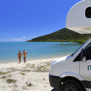 Maui motorhome på stranden med et ungt par, Australien