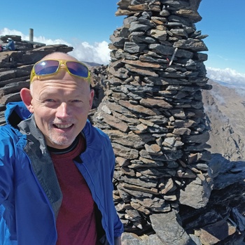 Alan på toppen af bjerget Mulhacén i 3.482 meters højde, Sierra Nevada i Spanien