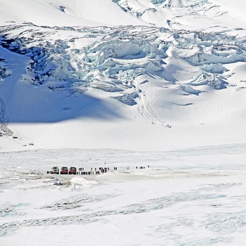 Turister på Columbia Icefield og Athabasca Glacier i Jasper Nationalpark, Alberta i Canada