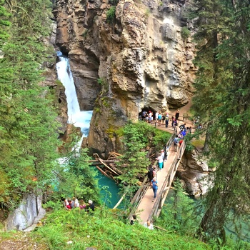Gangbro med turister gennem Johnston Canyon i Banff National Park, Alberta i Canada