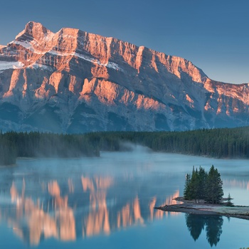 Lake Minnewanka i Banff NationalPark, Alberta i Canada