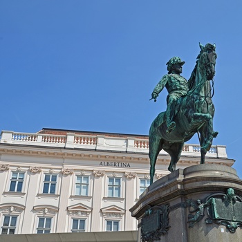 Rytterstatuen af ærkehertug Albert foran Albertina-museet i Wien - Østrig