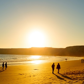 Mennesker på strand ved solnedgang i Algarve - Portugal