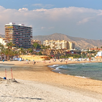 Strandbyen El Campello lige nord for Alicante