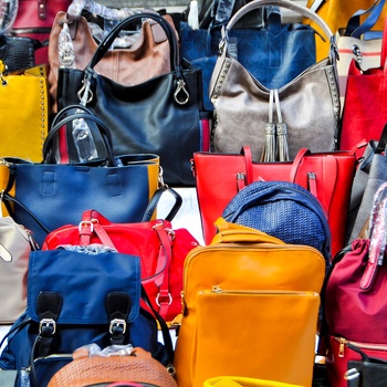 Farverige tasker på marked i Spanien