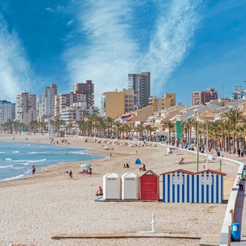 Alicantes strandpromenade med hoteller