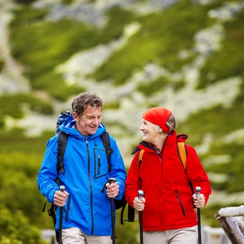 Seniorer på vandretur i bjergene, Alperne