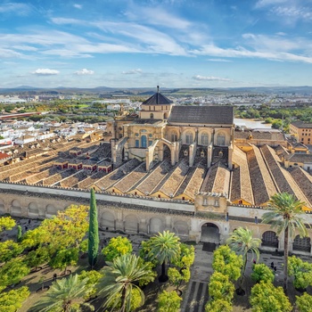 Udsigt til den store moske i byen Cordoba, Andalusien