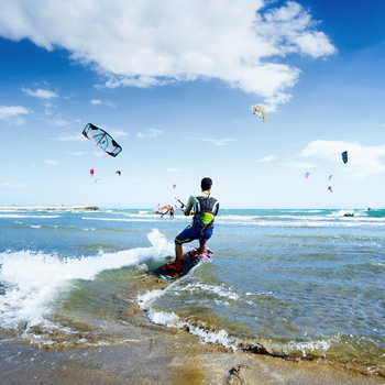 Surfing fra strand i Marbella, Andalusien