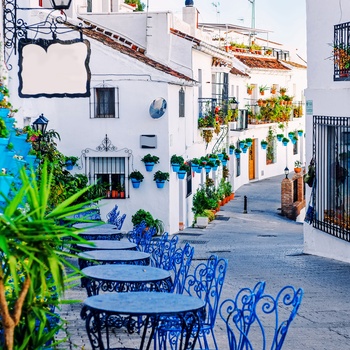 Restaurant i smal gade i Mijas - Andalusien i Spanien