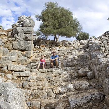 Far og datter besøger antikke Lato på Kreta - Grækenland