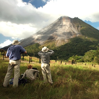 Turister beundrer Arenal vulkanen i Arenal Volcano National Park - Costa Rica