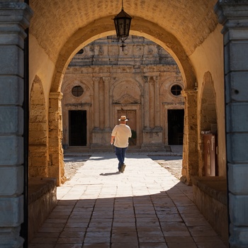 Turist besøger Arkadi Kloster på Kreta