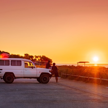 Solnedgang set udsigtspunkt med firhjulstrækker ved Coral Bay i Australien