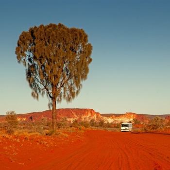 Autocamper på dirt road i Northern Territory - Australien