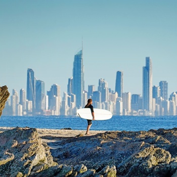 Surfer og Gold Coast i baggrunden - Queensland i Australien