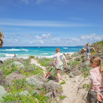 Børn på Murrels Beach i Victoria - Australien