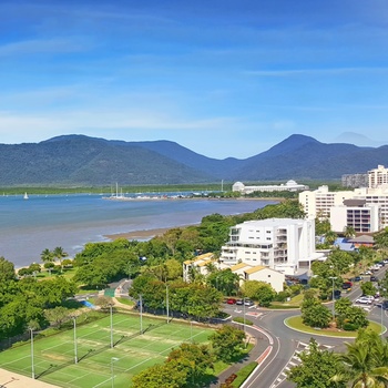 Udsigt til Cairns og kysten, Queensland i Australien