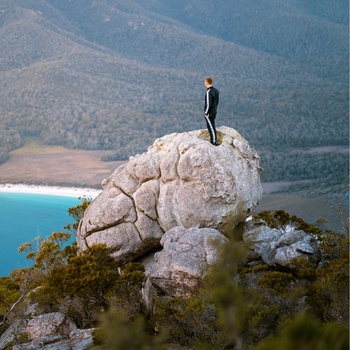 Vandretur ved Wine Glass Bay i Tasmanien 
