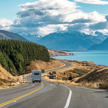 Autocamper på vej mod Mount Cook på sydøen i New Zealand