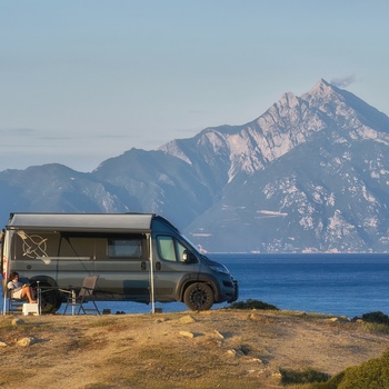 Autocamper på Halkidiki ved Athos-bjerget i baggrunden - Grækenland