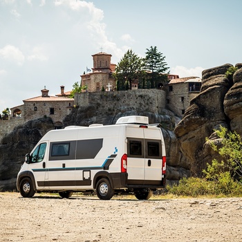 Autocamper ved kloster i Meteora - Grækenland