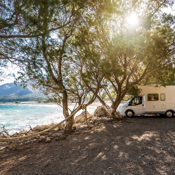 Autocamper ved en lille kyst i Grækenland