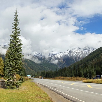 Rogers Pass summit monument i Glacier National Park of Canada - British Columbia