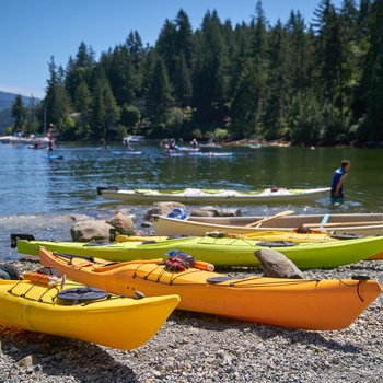 Kajakker på stranden ved Deep Cove nær Vancouver - Canada