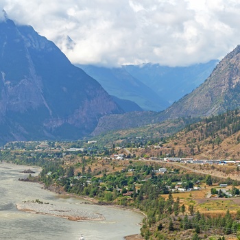 Floden Fraser River og byen lillooet i baggrunden - British Columbia, Canada