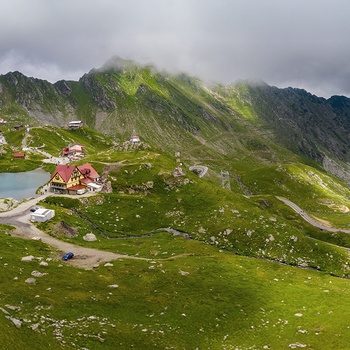 Balea-søen - gletsjersø i Fagaras-bjergene i Transsylvanien - Rumænien