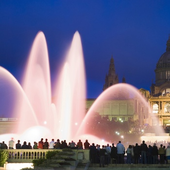 Lysshov ved Font Magica springvandet foran Museu Nacional d´Art de Catalunya i Barcelona