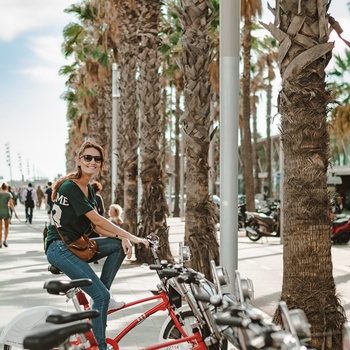 Kvinde på cykel i Barcelona