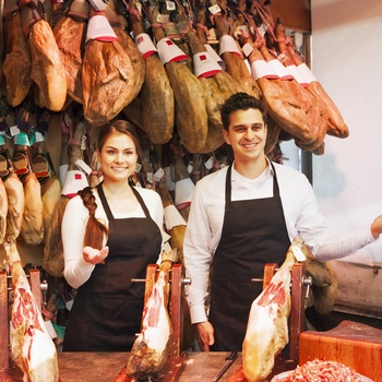 Bod med skinker i markedet La Boqueria, Barcelona i Spanien
